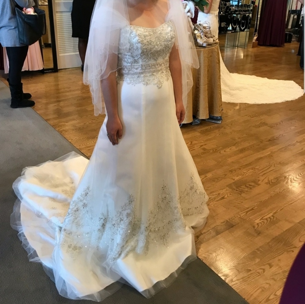 BRAND NEW WEDDING DRESS (NEVER WORN)